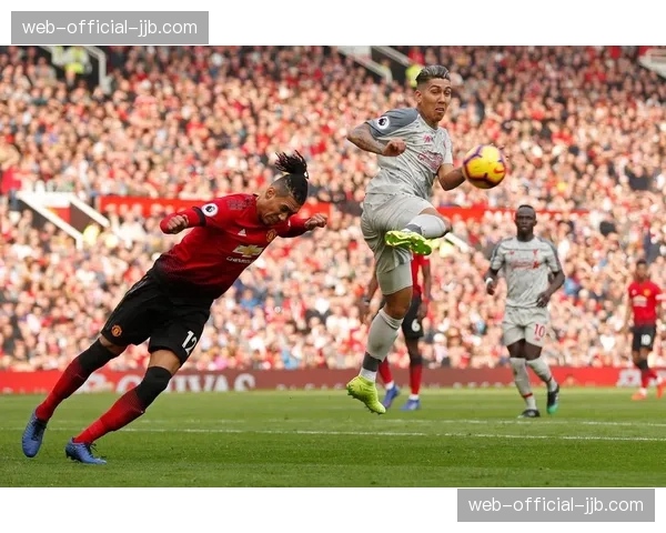 双红会预热:利物浦与曼联历史交锋数据回顾与关键球员对比 双红会预热:利物浦与曼联历史交锋数据回顾与关键球员对比