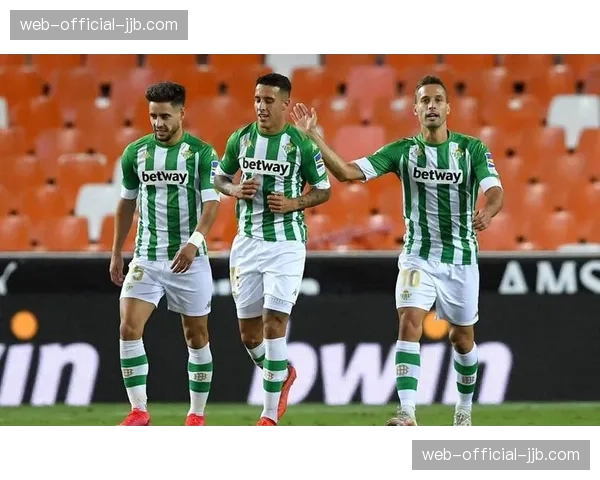 佛罗伦萨官方：核心中场因累计黄牌停赛，下轮对阵罗马阵容面临调整