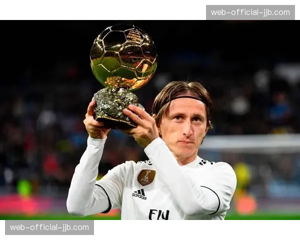 终场哨响，克罗地亚老将莫德里奇跪地掩面，皇马争冠希望愈发渺茫